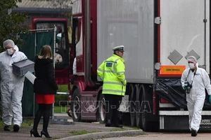 Cảnh sát Anh điều tra tại hiện trường xe tải chở 39 thi thể người Việt Nam được phát hiện tại Grays, hạt Essex, Đông Bắc London, ngày 23-10-2019. Ảnh: AFP/TTXVN