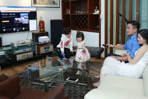 Nhiều gia đình Việt giải trí với các chương trình truyền hình quốc tế. Ảnh: QUANG PHÚC