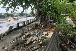 Nhiều đoạn bờ kè, nhà cửa, đất đai cây cối của người dân dọc kênh Thanh Đa bị chìm theo con nước