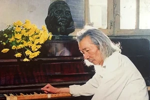 Văn Cao bên đàn piano, bức ảnh của cố nhiếp ảnh gia Lê Quang Châu, giải nhất Hội Nghệ sĩ nhiếp ảnh cuối thập niên 1980