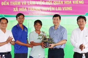 Chủ tịch UBND tỉnh Đồng Tháp Phạm Thiện Nghĩa (thứ hai, từ phải qua) thăm và làm việc với hội quán Hoa kiểng tại huyện Lai Vung