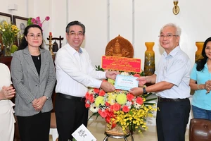 Phó Bí thư Thành ủy TPHCM Nguyễn Phước Lộc thăm PGS-TS Phan Thanh Bình
