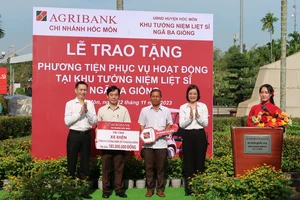 Agribank chi nhánh Hóc Môn trao tặng phương tiện hỗ trợ hoạt động tại Khu tưởng niệm Ngã Ba Giồng