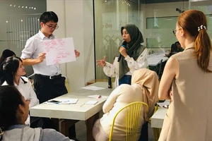 Các bạn trẻ tham gia nhóm thảo luận tại Festival Thanh niên ASEAN - Nhật Bản