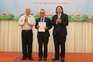 Trao giải Nhì A cho tác giả Nguyễn Tiến Dũng với công trình sưu tầm giới thiệu sử thi Ba Na