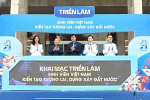Khai mạc triển lãm “Sinh viên Việt Nam - Kiến tạo tương lai, dựng xây đất nước” chiều 18-12 tại Hà Nội. Ảnh: VIẾT CHUNG