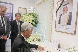 Phó Chủ tịch UBND TP Võ Văn Hoan viết sổ tang chia buồn trước sự ra đi của Quốc vương Nhà nước Kuwait. Ảnh: thanhuytphcm