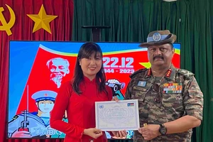 Tư lệnh lực lượng quân sự Phái bộ UNMISS vinh danh nữ quân nhân Việt Nam