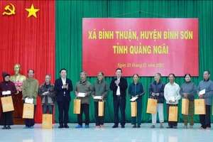 Chủ tịch nước Võ Văn Thưởng, Phó Thủ tướng Trần Hồng Hà tặng quà cho các gia đình chính sách, hộ nghèo ở xã Bình Thuận. Ảnh: VGP