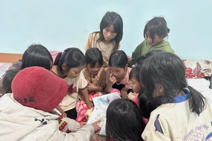 Học sinh khó khăn Trường Tiểu học xã Đắk Hà (huyện Tu Mơ Rông, tỉnh Kon Tum) ở lại trường được giáo viên hướng dẫn học tập. Ảnh: THÙY DUNG