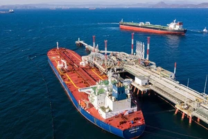 Đưa dầu lên tàu tại cảng Kozmino, vùng Viễn Đông Nga chuẩn bị xuất khẩu. Ảnh: MOSCOWTIMES