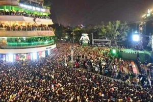 Hàng vạn người đổ về hồ Hoàn Kiếm để Countdown chào đón năm mới 2024