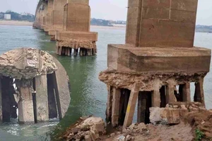 Sắp xả hàng tỷ m³ nước sông Đà, cầu Trung Hà cần bảo vệ