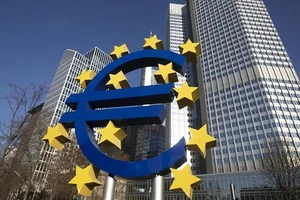 Biểu tượng đồng euro phía trước trụ sở Ngân hàng trung ương châu Âu (ECB) ở Frankfurt, Đức. Ảnh: AFP/TTXVN