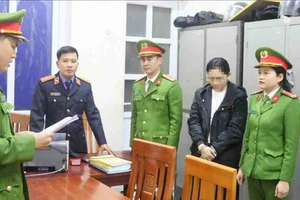 Công an huyện Cẩm Xuyên thi hành quyết định khởi tố vụ án, khởi tố bị can. Ảnh: Công an Hà Tĩnh cung cấp 