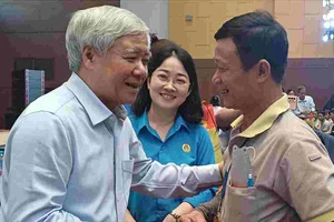 Chủ tịch Ủy ban Trung ương MTTQ Việt Nam tặng quà tết cho công nhân lao động Bình Dương