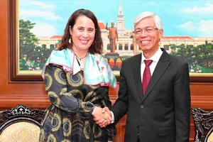 Phó Chủ tịch UBND TPHCM Võ Văn Hoan tiếp Đại sứ New Zealand tại Việt Nam, bà Tredene Dobson. Ảnh: VIỆT DŨNG