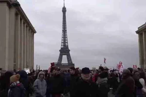 Người biểu tình phản đối luật nhập cư mới ở thủ đô Paris, Pháp. Ảnh: FRANCE 24