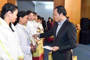 Phó Thủ tướng Trần Lưu Quang trao quà tết tại tỉnh Hòa Bình