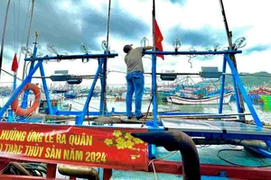 Khánh Hòa: Tặng 5.000 lá cờ cho ngư dân tại Lễ ra quân khai thác hải sản năm 2024