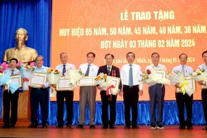GS-TSKH Trần Ngọc Thêm nhận Huy hiệu 40 năm tuổi Đảng