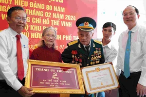 Lãnh đạo TPHCM đến nhà, trao Huy hiệu 80 năm tuổi Đảng đến đảng viên Hồ Thế Vinh