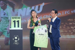 Quả bóng vàng nữ năm 2022 Huỳnh Như trao áo thi đấu có chữ ký cầu thủ Lank FC tặng ban tổ chức tại gala trao thưởng. Ảnh: DŨNG PHƯƠNG