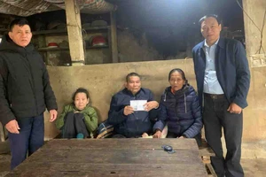 Trao 10 triệu đồng của bạn đọc Báo SGGP giúp 3 chị em bà Trần Thị Thiện