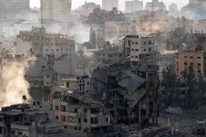 Các tòa nhà bị phá hủy sau cuộc oanh kích của Israel xuống Dải Gaza. Ảnh: IRNA/TTXVN