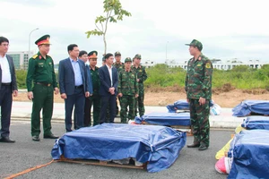 Ông Trần Phước Sơn, Phó Chủ tịch Thường trực phụ trách HĐND TP Đà Nẵng đến kiểm tra điểm tập kết pháo trên địa bàn quận Liên Chiểu. Ảnh: XUÂN QUỲNH
