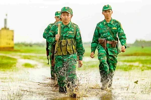Chuyến tuần tra của các chiến sĩ Bộ đội Biên phòng tỉnh Long An. Ảnh: NGỌC PHÚC