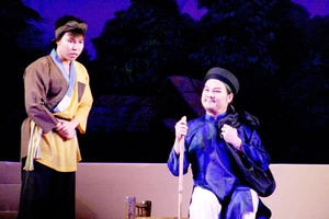 Diễn viên Hoàng Tấn (trái) vai chàng Củi hiền lành chất phác trong vở kịch Nàng Hến tầm duyên của Nhà hát Kịch TPHCM 