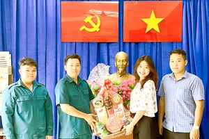 Ban Chỉ huy Quân sự phường Tây Thạnh, quận Tân Phú (TPHCM) tặng quà động viên chị Phạm Thu Thảo