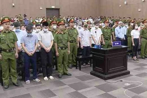 Tòa án nhân dân TP Hà Nội xét xử các bị cáo trong vụ án tham nhũng, tiêu cực liên quan tới chuyến bay giải cứu