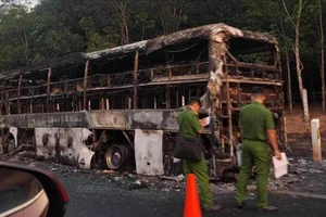 Xe khách cháy rụi trên cao tốc Phan Thiết - Dầu Giây