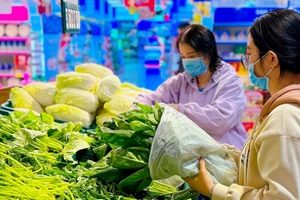 Người tiêu dùng chọn mua rau tại hệ thống siêu thị Co.opmart trên địa bàn TPHCM. Ảnh: HÂN GIA