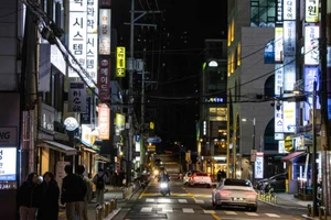 Bảng hiệu quảng cáo của các “lò luyện thi” ở thủ đô Seoul. Ảnh: Nikkei Asia