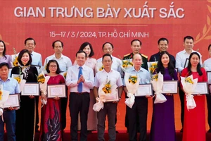 Phó Thủ tướng Chính phủ Trần Lưu Quang trao Giải Gian trưng bày xuất sắc tại lễ bế mạc. Ảnh: HOÀNG HÙNG