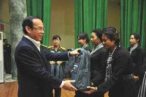 Bí thư Nguyễn Văn Nên thăm, động viên nữ du kích miền Nam tham gia diễu binh kỷ niệm chiến thắng Điện Biên Phủ