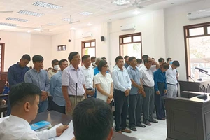 32 bị cáo hầu tòa về tội trốn thuế trong vụ án buôn lậu xăng dầu từ Singapore về Việt Nam