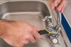 Kiểm tra bồn chứa nước tại các mối nối và van phao (cơ hay điện) nếu phát hiện nước tràn ra khỏi bồn hoặc van đóng không kín gây rò rỉ thì tiến hành sửa chữa và thay thế