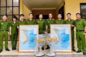 Tặng 2 bản đồ Việt Nam và 2 quạt cây cho Công an xã Lâm Đớt