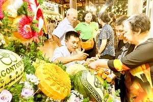 Khách tham quan các sản phẩm được điêu khắc bằng rau củ quả tại Lễ hội Văn hóa Ẩm thực, Món ngon Saigontourist Group 2024, tối 28-3