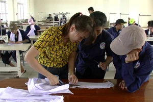 Học viên cai nghiện ma túy ở huyện Xuân Lộc, tỉnh Đồng Nai được học nghề cắt may. Ảnh: HOÀNG BẮC