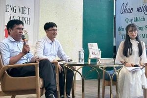 Nhà thơ Lê Minh Quốc và tác giả Lê Trọng Nghĩa (giữa) trong chương trình giao lưu ra mắt ấn phẩm “Tiếng Việt ân tình” 