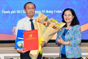 Chủ tịch HĐND TPHCM Nguyễn Thị Lệ trao quyết định đến đồng chí Huỳnh Thanh Nhân. Ảnh: VIỆT DŨNG