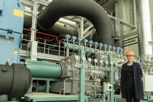 Linda Kirchberger, Giám đốc điều hành Wien Energie bên trong nhà máy. Ảnh: CHANNEL NEWS ASIA 