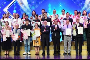 Phó Bí thư Thành ủy TPHCM Nguyễn Phước Lộc và Trưởng Ban Tuyên giáo Thành ủy TPHCM Phan Nguyễn Như Khuê chúc mừng các tác giả đoạt giải thưởng sáng tác, quảng bá về học và làm theo Bác, đợt 1 giai đoạn 2020-2025