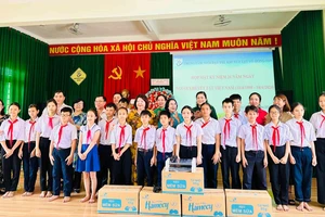 Hội LHPN Việt Nam tặng quà cho Trung tâm Nuôi dạy trẻ khuyết tật Võ Hồng Sơn