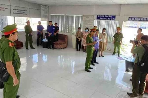 Công an tỉnh Bình Thuận đọc lệnh bắt 2 Trung tâm đăng kiểm 86 - 02D